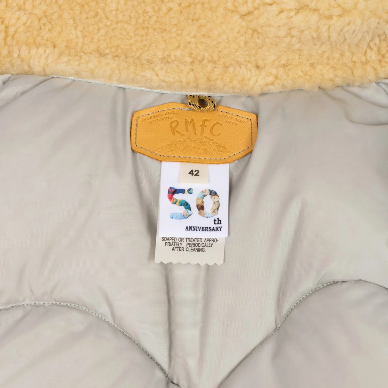 Rocky Mountain Featherbed x MJ: Daunenjacke "Christy Multi-Patch Jacket" mit Lammfellkragen
